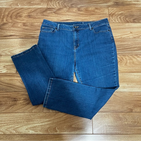 LL Bean Classic Fit Straight Leg Jeans Size 18 Petite Med Wash Blue Denim Basic - Picture 2 of 11